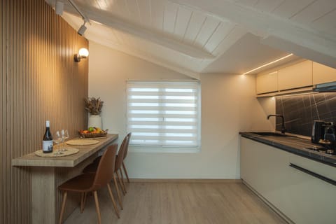 Kitchen or kitchenette, Dining area