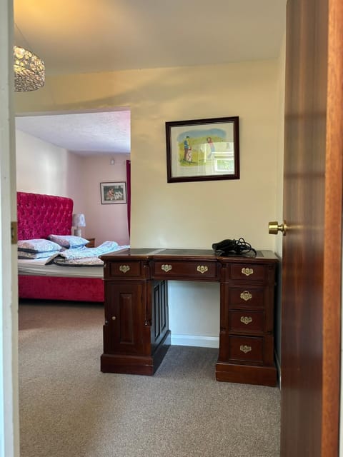 Comfortable Spacious Furnished Property with Parking House in Wycombe District