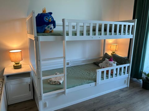 Bedroom, bunk bed