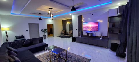 TV and multimedia, Living room, Seating area, Evening entertainment