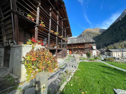 Property building, Neighbourhood, Mountain view