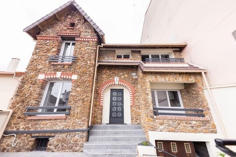 Property building, Day, Balcony/Terrace