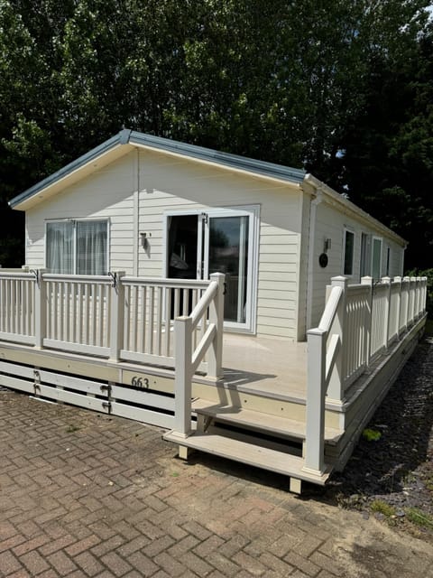 Luxury 3 bedroom lodge with decking House in Clacton-on-Sea