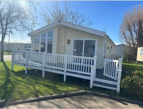 Luxury 2 bedroom lodge with decking House in Clacton-on-Sea