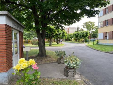 Property building, Spring, Day, Neighbourhood, Natural landscape, Garden, Street view