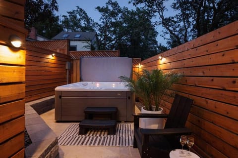 Hot Tub, Seating area