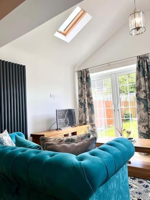 Turquoise Tranquil- 3 Bed House House in Bracknell