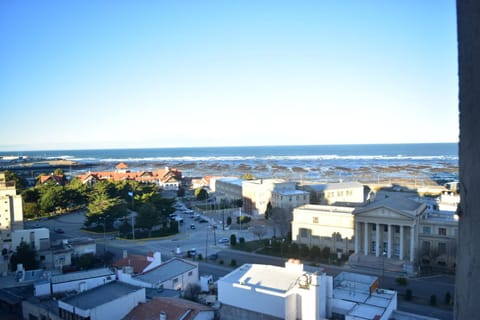 Property building, Nearby landmark, Day, Neighbourhood, Natural landscape, Bird's eye view, City view, Sea view, Street view, Location