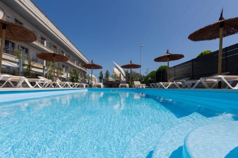 Property building, Pool view, Swimming pool, Swimming pool, sunbed