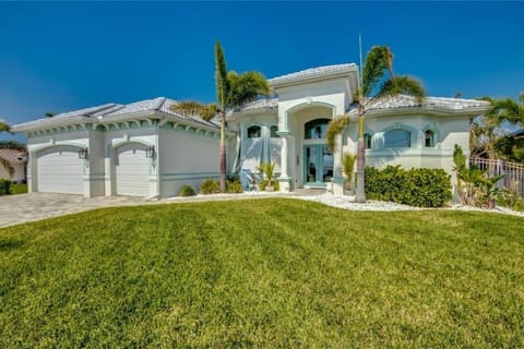 Gorgeous Lakefront Heated Pool Home, great Wi-Fi in Cape Coral Villa in Cape Coral