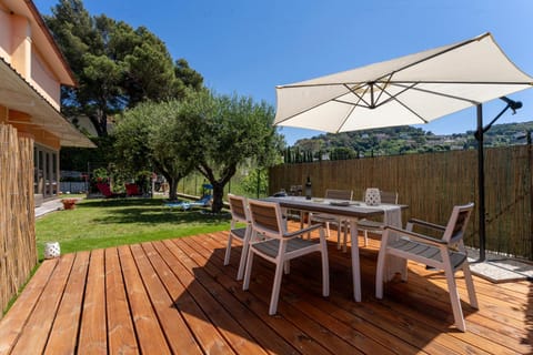 Patio, Dining area, Garden view