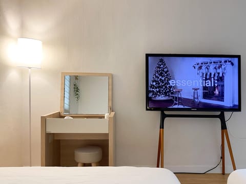 Bed, TV and multimedia, Bedroom