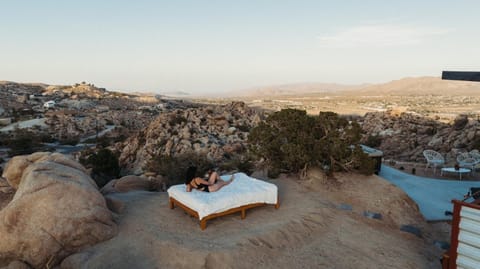 Fox Inn Epic Views, Hot Tub, Cowboy Tub, Grill House in Yucca Valley