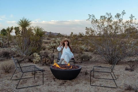 Mojave Rosa - Cowboy Tub, Hot Tub, New Fire Pit! House in Yucca Valley