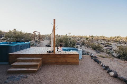 Mojave Rosa - Cowboy Tub, Hot Tub, New Fire Pit! House in Yucca Valley