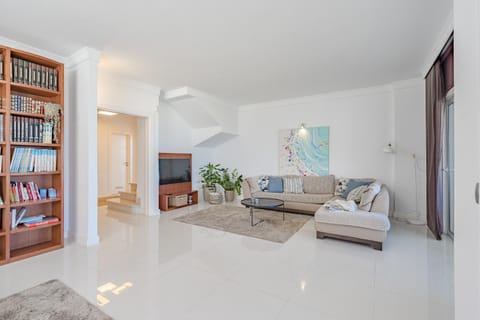 Library, Living room, Seating area