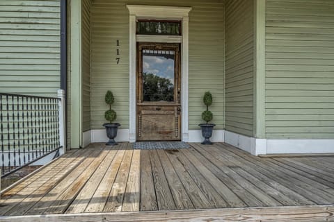 Property building, Facade/entrance, Day