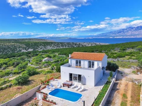 Property building, Day, Natural landscape, Swimming pool, sunbed