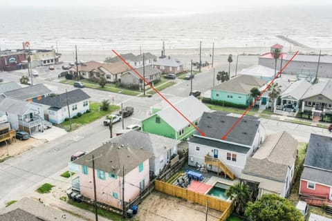 Island Time with Heated Pool Walk to Beach and Pleasure Pier House in Galveston Island