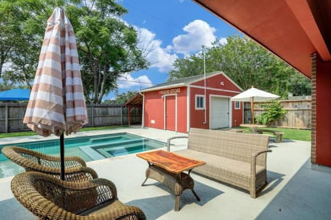 Harbor HideAway with Heated Pool 1 Mile to Beach and close to Cruise Terminal House in Texas City