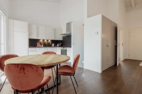 Kitchen or kitchenette, Seating area, Dining area, stove