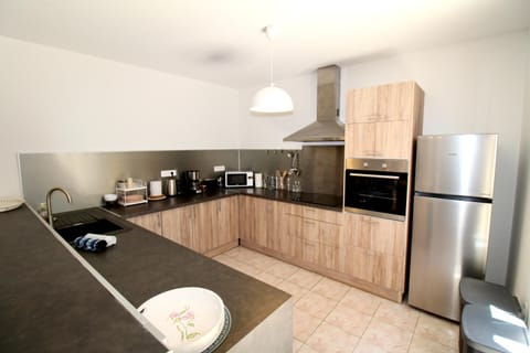 Coffee/tea facilities, Kitchen or kitchenette, dishwasher, stove, toaster