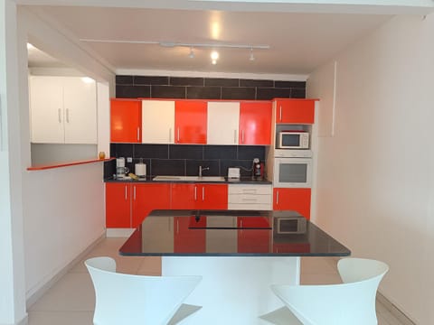 Kitchen or kitchenette, Dining area, minibar, oven, stove, toaster