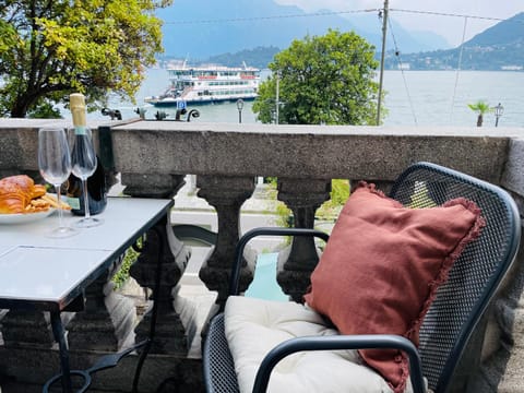 Balcony/Terrace, Dining area, Lake view