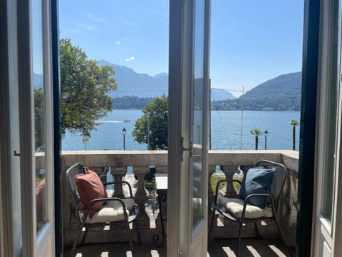 Balcony/Terrace, Dining area, Lake view