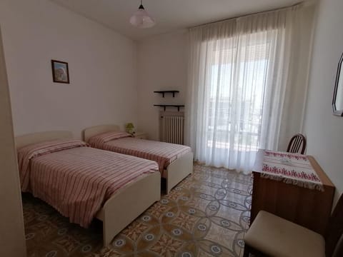 Bed, Photo of the whole room, Bedroom, young children, Family, hair dresser