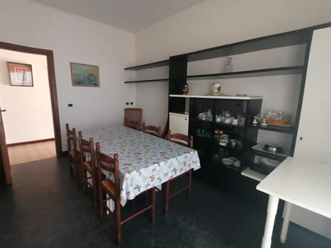 Kitchen or kitchenette, Dining area, oven