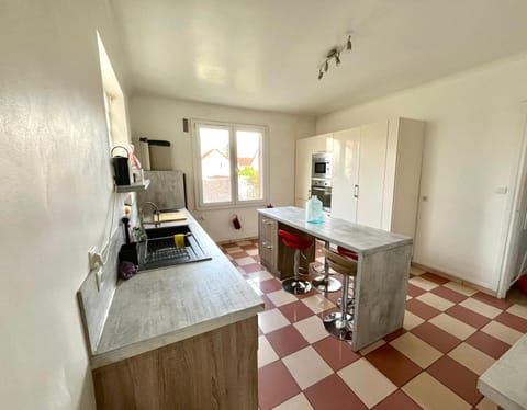 Dining area, oven, stove