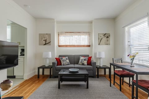Bed, TV and multimedia, Living room, Seating area, Dining area