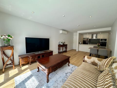 TV and multimedia, Kitchen or kitchenette, Living room, Seating area, Dining area