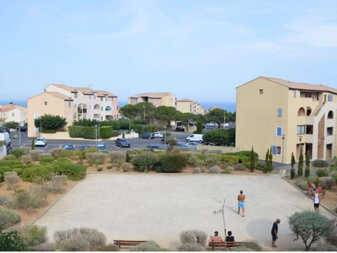 Appartement T2 avec Piscine et Tennis, Proche Plage, Parking Privé - 6 Couchages, Saint Pierre La Mer - FR-1-229D-134 Apartment in Fleury