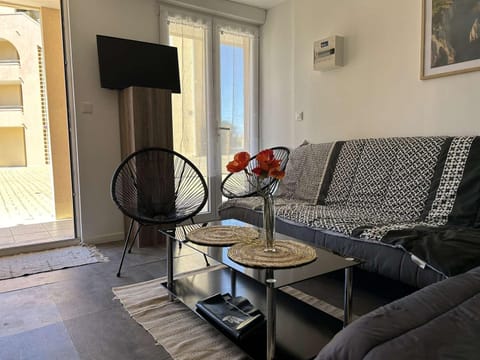 Appartement T2 avec Piscine et Tennis, Proche Plage, Parking Privé - 6 Couchages, Saint Pierre La Mer - FR-1-229D-134 Apartment in Fleury