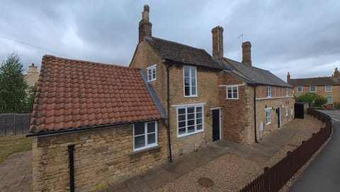 Property building, Day, Neighbourhood, Landmark view, Street view