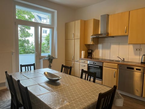 Kitchen or kitchenette, Dining area, dishwasher, oven