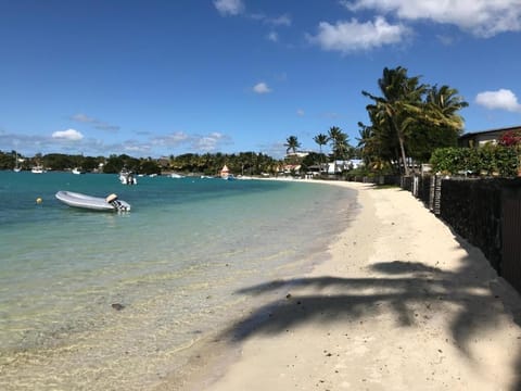 Bel appartement sur la route côtière à 50 m d une très belle plage Apartment in Grand Baie