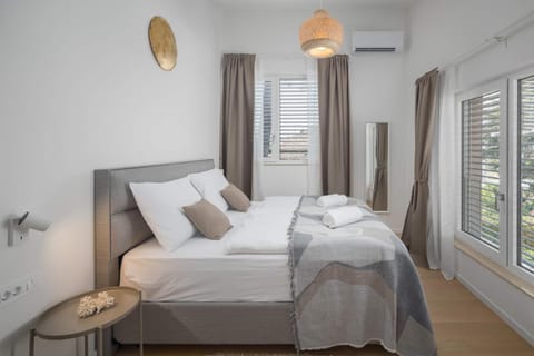 Bed, Photo of the whole room, Bedroom, air conditioner