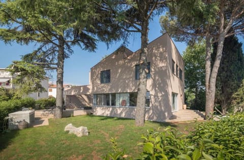 Property building, Day, Garden, Garden view