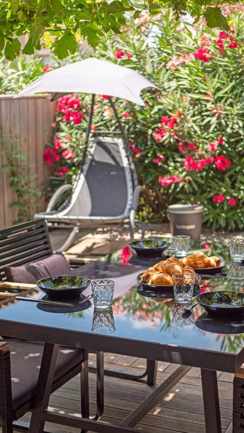 Patio, Living room, Seating area, Dining area, Garden view