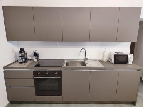 Coffee/tea facilities, Kitchen or kitchenette, dishwasher, stove, toaster