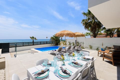 Balcony/Terrace, Dining area, Pool view, Sea view