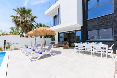 Balcony/Terrace, Dining area, Pool view