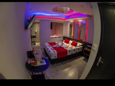 Bed, TV and multimedia, Photo of the whole room, Bedroom, towels