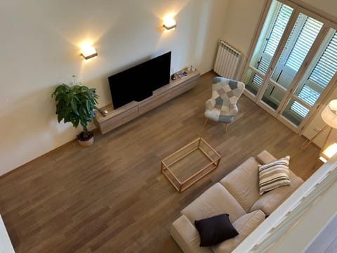 TV and multimedia, Living room, Seating area, Evening entertainment