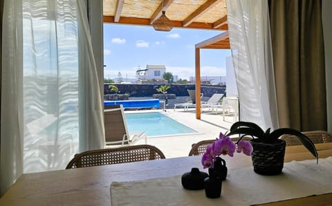 Decorative detail, Dining area, Swimming pool