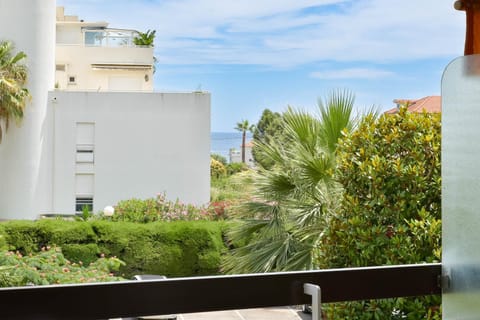 Renovated 2-Br Apartment Walking to Beach Apartment in Antibes