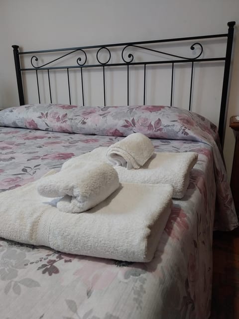 Bed, towels